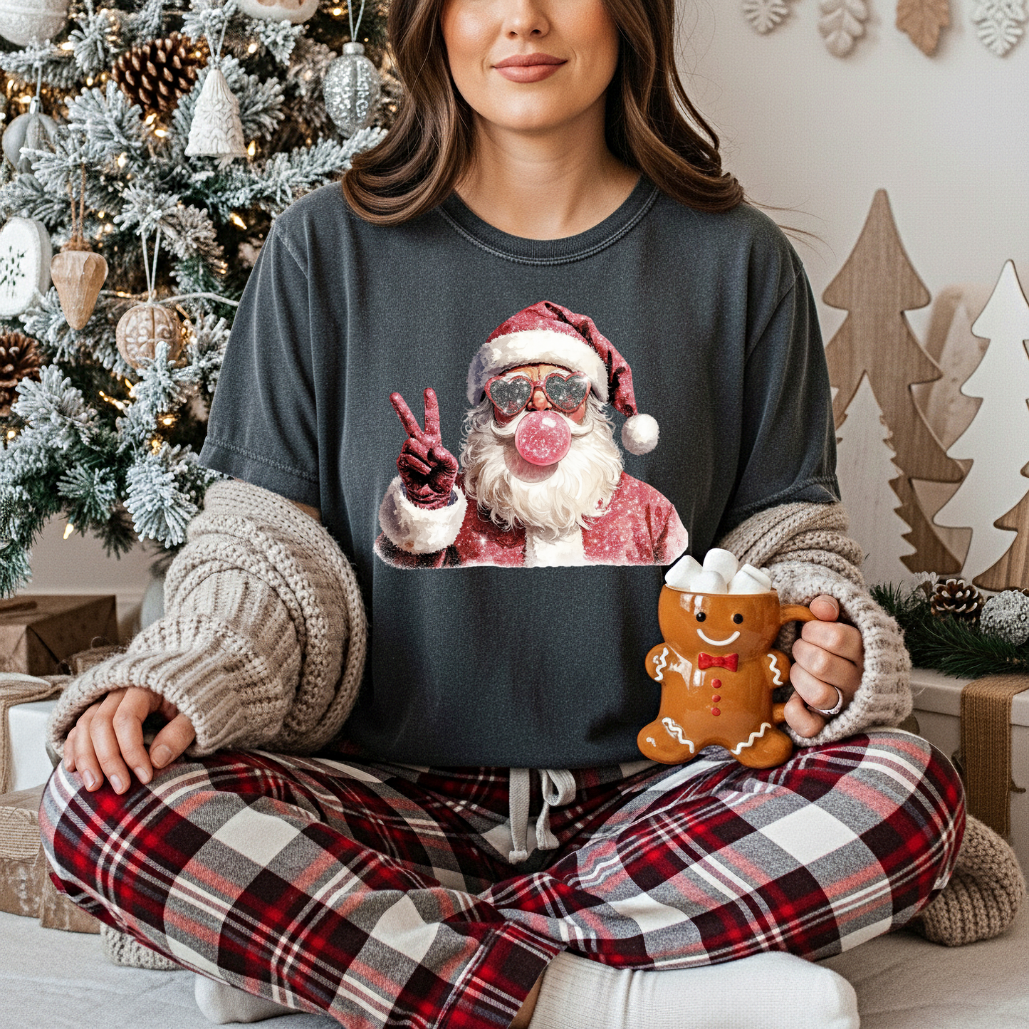 Cool Santa Christmas Shirt – Peace Sign Bubble Gum Santa Tee | Funny Retro Christmas Graphic T-Shirt | Holiday Party Outfit | Festive Gift Idea | Pink Santa
